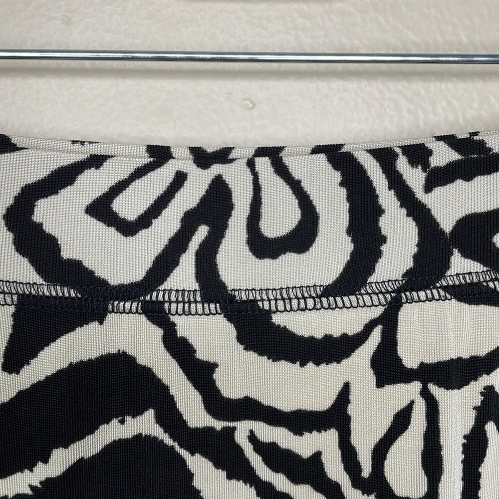 CHICO’S TRAVELERS Skirt Black and Tan Abstract Stretchy Liquid Knit Modest XXS - Picture 4 of 8